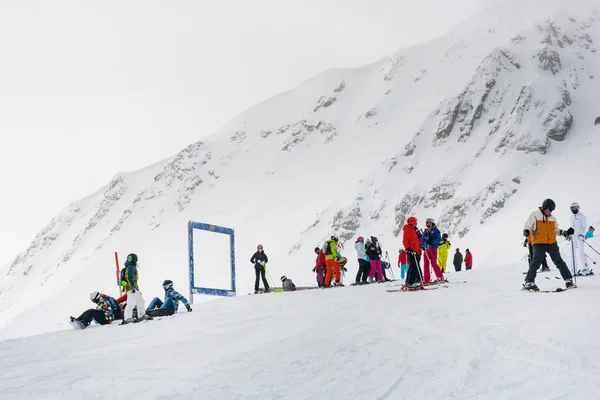 Estância de esqui, pessoas na estação de alta elevação, Bansko, Bulgária — Fotografia de Stock