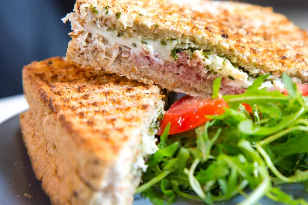 Крупный план макро кроке мсье горячий сэндвич с ветчиной и сыром — стоковое фото