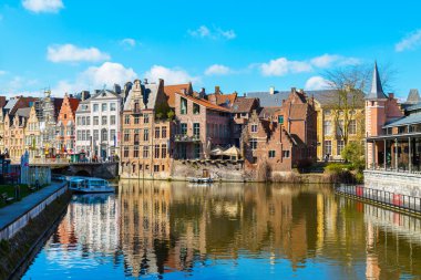 Ghent, Belçika'daki Kanal boyunca eski renkli geleneksel evleri