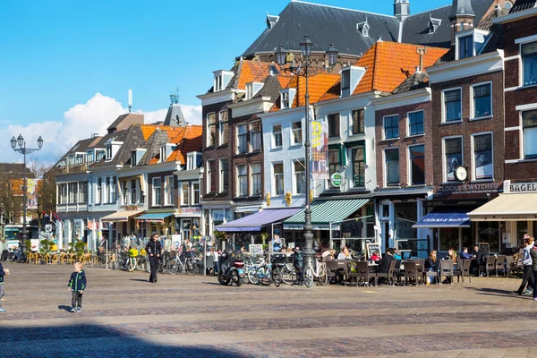 Színes kilátás az utcára, házak és emberek Delft, Hollandia — Stock Fotó