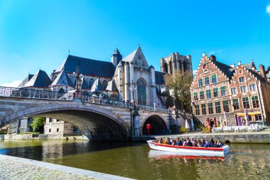 Ortaçağ St. Michael Köprüsü, kilise ve kanal Ghent, Belçika