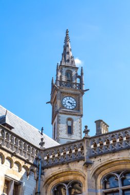 Saat Kulesi, Ghent, Belçika ile eski postane bina ayrıntılarını