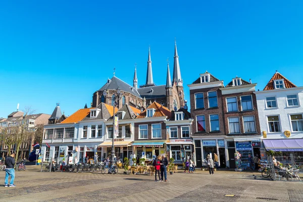 Vista de rua colorida com casas e pessoas em Delft, Holanda — Fotografia de Stock
