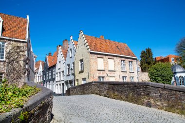 Brugge, Belguim yılında renkli geleneksel evlerde köprüden görüntülemek