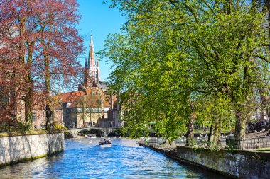 Kanal ve köprü görünümü, tekne turist, Brugge, Belguim yılında kilise kule