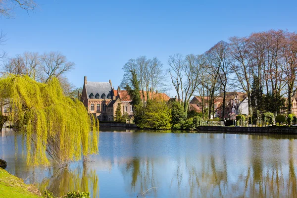 Mañana de primavera en Brujas, Bélgica, Lago del Amor, Minnewater, casas medievales — Foto de Stock