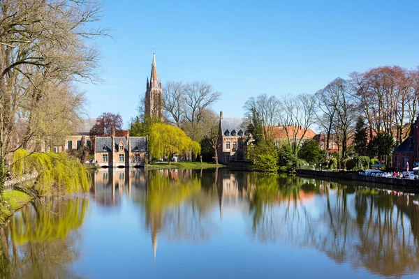 Весеннее утро в Брюгге, Бельгия, озеро любви, Минневотер, средневековые дома — стоковое фото