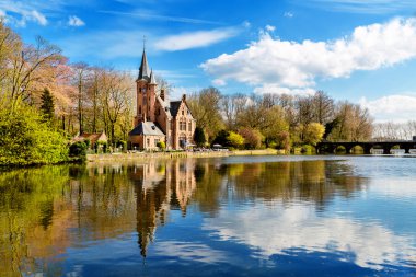 Minnewater Gölü ve kale de la Faille, Bruges, Belçika kafede insanlarda Panoraması