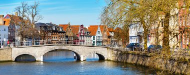 Panorama kanal, köprü ve geleneksel evlerde renkli: Brugge, Belguim