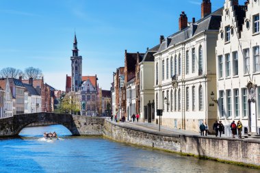 Kanal ve köprü görünümü, tekne turist, Brugge, Belguim yılında kilise kule