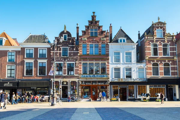 Coloridas vistas a la calle con casas y personas en Delft, Holanda — Foto de Stock
