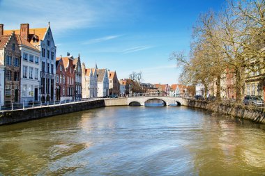 Panorama kanal, köprü ve geleneksel evlerde renkli: Brugge, Belguim