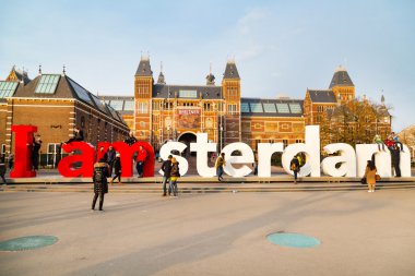 İnsanların önünde yazma, ben amsterdam ' daki Museumplein, Rijksmuseum, Hollanda