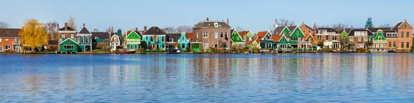 Panorama delle vecchie case tradizionali olandesi a Zaanse Schans e lago, Olanda — Foto Stock