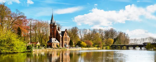 Minnewater Gölü ve kale de la Faille, Bruges, Belçika kafede insanlarda Panoraması