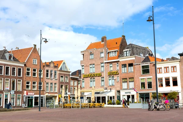 Casas tradicionales en la plaza de Leiden, Países Bajos — Foto de Stock