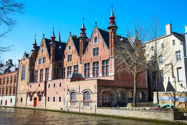 Scenic cityscape, medieval houses with towers at Green canal, Brugge, Belgium — Stock fotografie