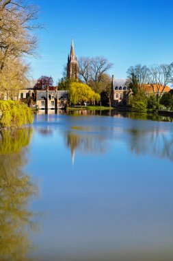 Bahar sabahı Bruges, Belçika, Lake of Love, Minnewater, ortaçağ evleri
