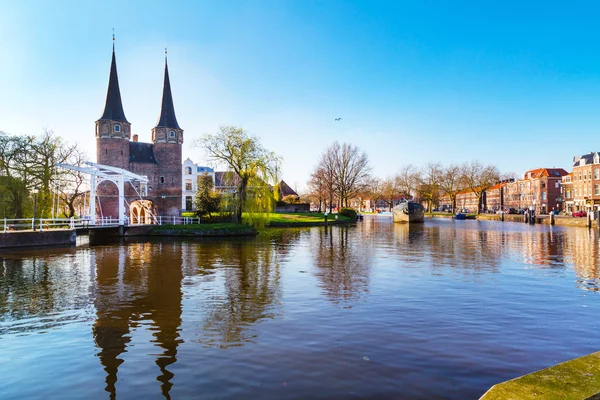 Cúpula de Oostpoort ou portão oriental com reflexão de canal e casa, Delft, Holanda, Holanda — Fotografia de Stock