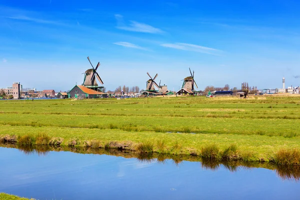Panorama con mulini a vento a Zaanse Schans, villaggio tradizionale, Paesi Bassi, Olanda Settentrionale — Foto Stock