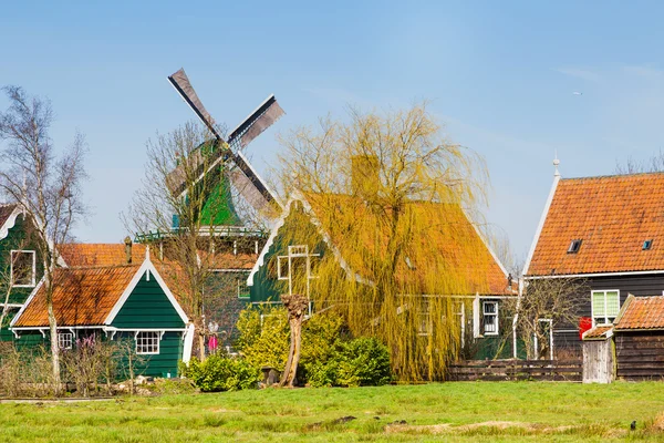 Mavi gökyüzü karşı Zaanse Schans'a köy, Holland, yeşil evleri