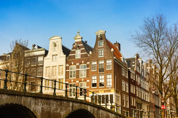 Geleneksel eski evleri ve köprü Amsterdam, Hollanda — Stok fotoğraf
