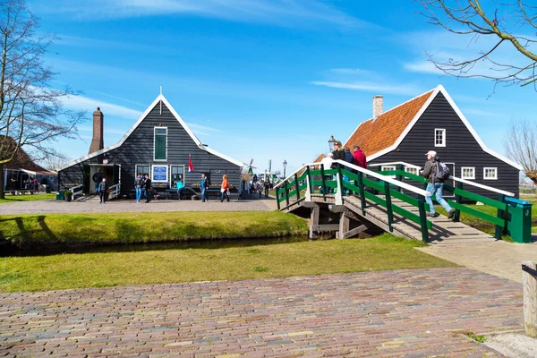 네덜란드 잔세 샨스 마을의 델프트 블루 도자기 가게 — 스톡 사진