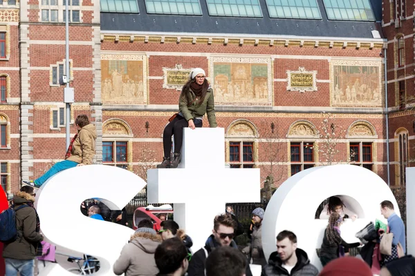 Gente posando para la foto en las cartas de la escritura, yo Amsterdam, Museumplein, Rijksmuseum, Holanda —  Fotos de Stock