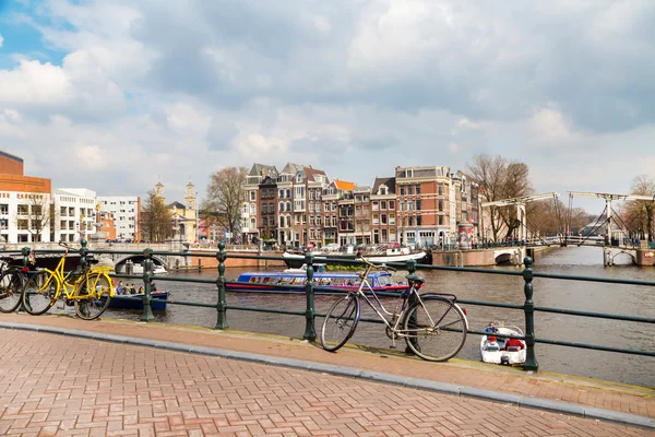 Geleneksel eski evleri, kanal, köprü, Bisiklet Amsterdam, Hollanda — Stok fotoğraf