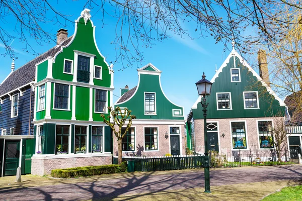 Zaanse Schans village, Holland, gröna hus mot blå mulen himmel — Stockfoto