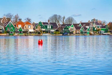 Satır eski Hollanda geleneksel evler Zaanse Schans'a ve göl, Hollanda 