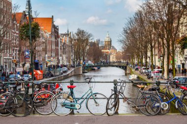 Geleneksel eski evleri, kanal, köprü, Bisiklet Amsterdam, Hollanda