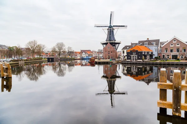 Pintoresco paisaje matutino con el molino de viento, Haarlem, Holanda — Foto de Stock