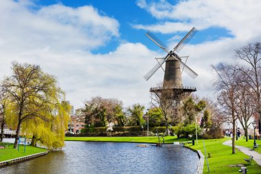 Geleneksel de Valk Leiden Hollanda yel değirmeni