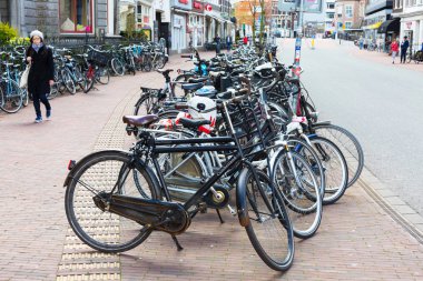 Birçok bicyces sokak, Holland kasabada Leiden Park