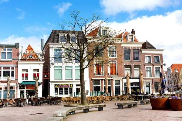 Traditionelle Häuser am Platz in Leiden, Niederlande — Stockfoto