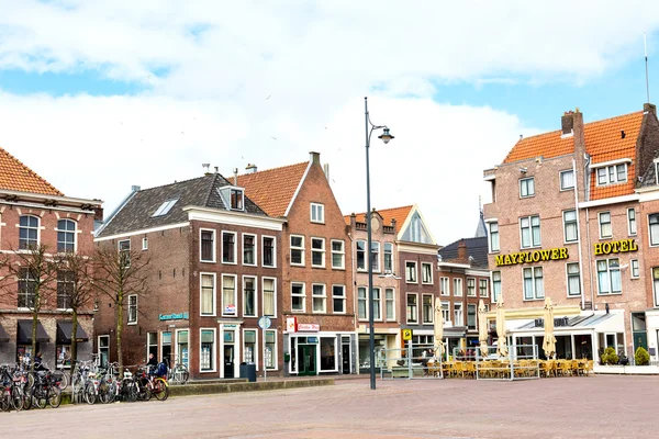 Casas tradicionales en la plaza de Leiden, Países Bajos — Foto de Stock