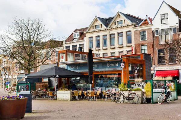 Hagyományos házak a téren, Leiden, Hollandia — Stock Fotó