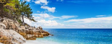 Yunan Saliara aka mermer Beach, Thassos Island, Yunanistan ile deniz manzarası Panoraması