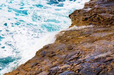 Köpük ve taş plaj kıyısında dalgaları arka plan görüntüsü