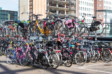 Bicyces sokakta iki katlı otopark, Hollanda kasabası Leiden