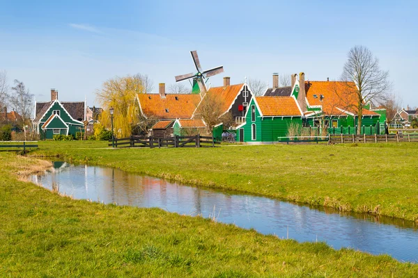 Zaanse Schans village, Holland, gröna hus mot blå himmel — Stockfoto