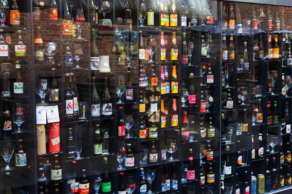 Pivní zeď v Bruggách Bar s různými lahví a sklenic — Stock fotografie