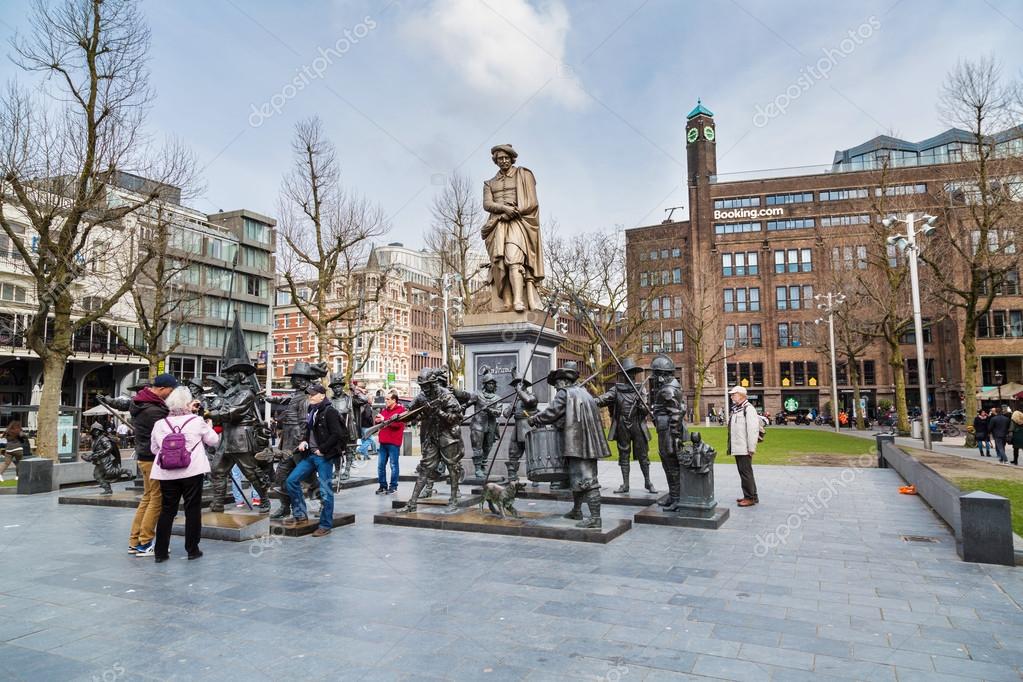 Toeristen poseren in de buurt van de Nachtwacht van ...