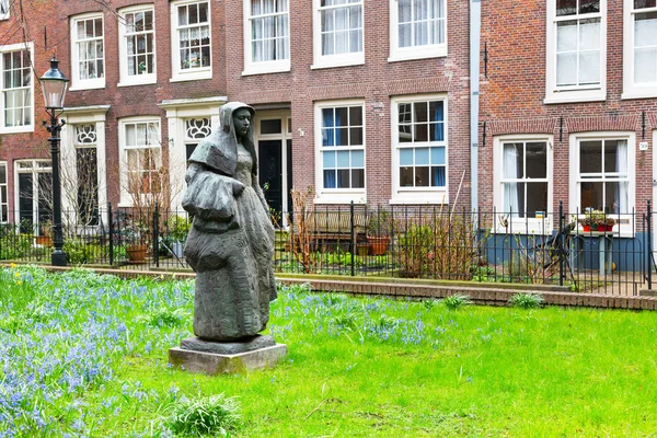 Двор Бегейнхоф со статуей и историческими домами в Амстердаме, Нидерланды — стоковое фото