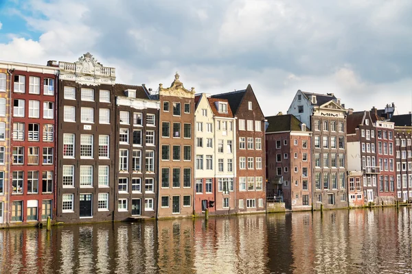 Traditionele oude huizen en uitzicht op de gracht in Amsterdam, Nederland — Stockfoto