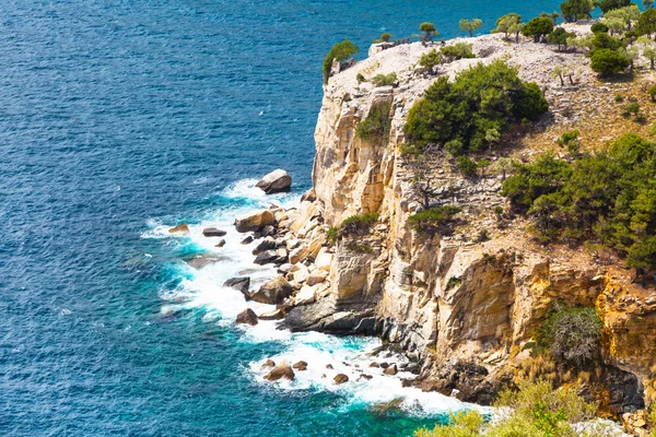 Deniz manzarası, dalgalar ve kayalık uçurum kenarı, Thassos Island, Yunanistan