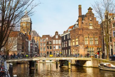 Geleneksel eski evleri, kanal, köprü, Bisiklet Amsterdam, Hollanda