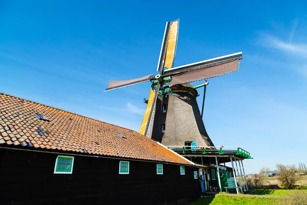 Molino de viento en Zaanse Schans, pueblo tradicional cerca de Ámsterdam, Holanda —  Fotos de Stock