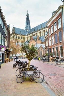 Bisiklet ve kilise kubbe Haarlem, Hollanda ile sokak görünümü